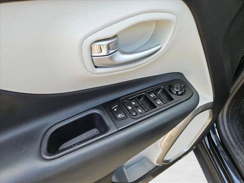 Used 2022 Jeep Renegade Latitude AWD/4WD image 12