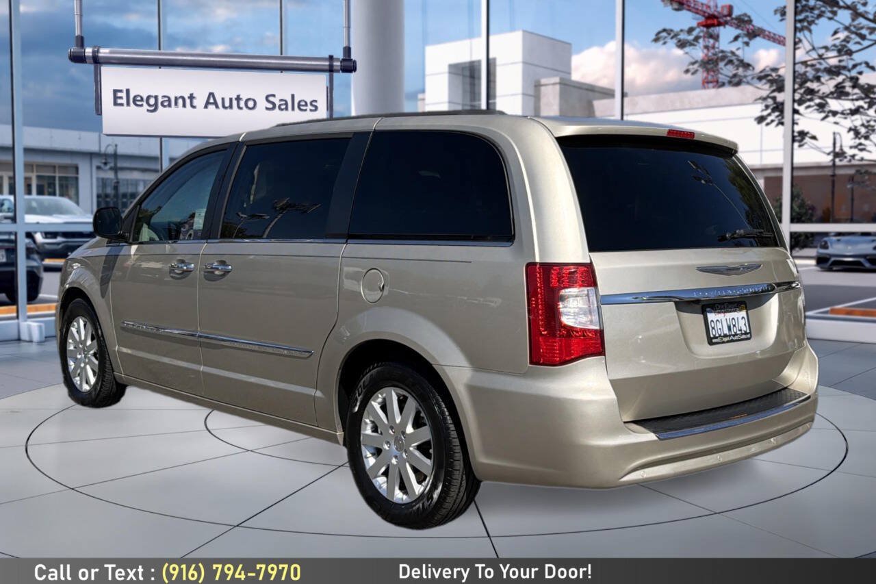 Used 2016 Chrysler Town & Country Touring w/ Driver Convenience Group FWD image 7