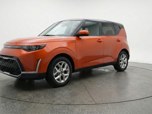 Used 2025 Kia Soul LX w/ LX Technology Package image 3