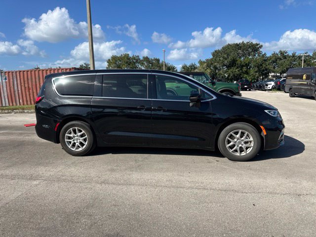 Used 2025 Chrysler Pacifica Select FWD image 2