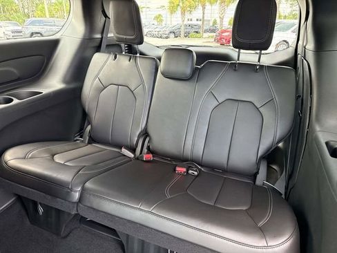 New 2026 Chrysler Pacifica Select image 12
