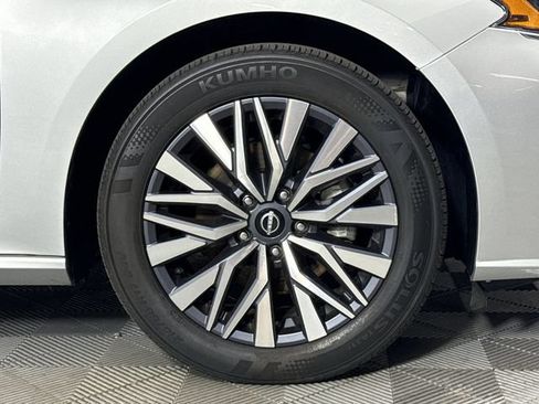 Used 2024 Nissan Altima 2.5 SV FWD image 11