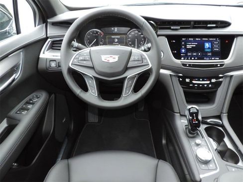 New 2026 Cadillac XT5 Luxury w/ LPO, ONYX Package image 17