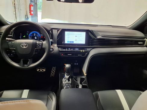 Used 2025 Toyota Camry SE w/ Convenience Package FWD image 11