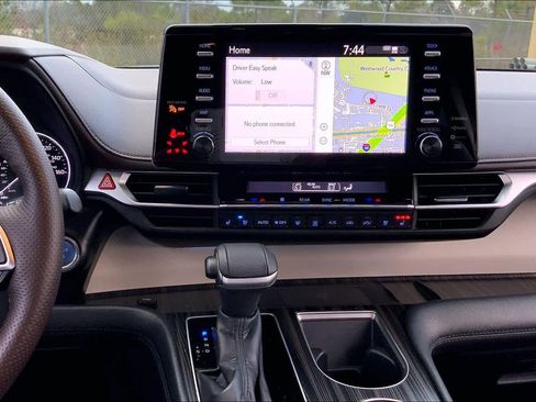 Used 2022 Toyota Sienna Platinum image 6