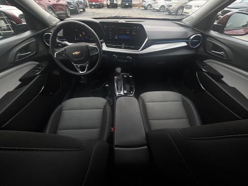 Used 2025 Chevrolet Trax LT w/ LT Convenience Package image 33