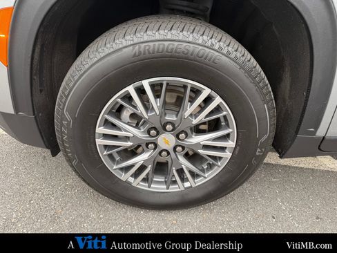 Used 2025 Chevrolet Traverse LT w/ Driver Confidence Package AWD/4WD image 12