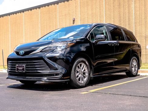 Used 2024 Toyota Sienna LE w/ LE Plus Package AWD/4WD image 4