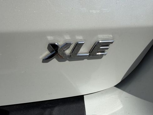 Used 2018 Toyota Sienna XLE w/ XLE Navigation Package FWD image 5