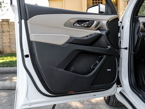 Used 2023 Chevrolet Traverse Premier image 53