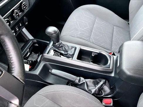 Used 2018 Toyota Tacoma TRD Off-Road w/ Technology Package image 15