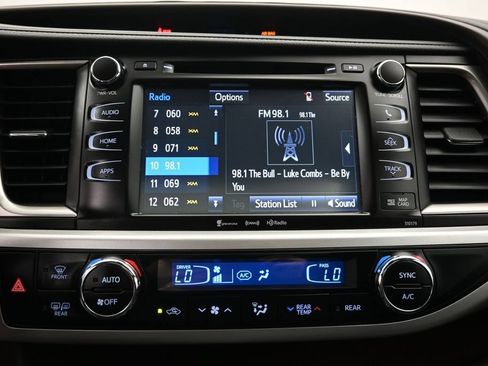 Used 2017 Toyota Highlander XLE AWD/4WD image 14