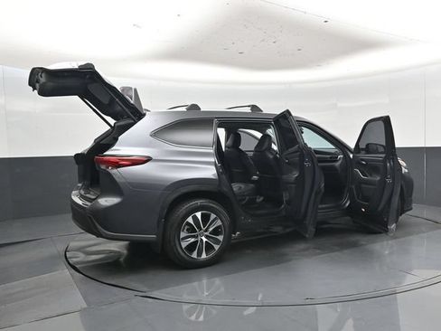 Used 2023 Toyota Highlander XLE AWD/4WD image 57