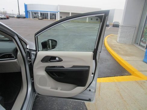 Used 2024 Chrysler Pacifica Touring-L image 24