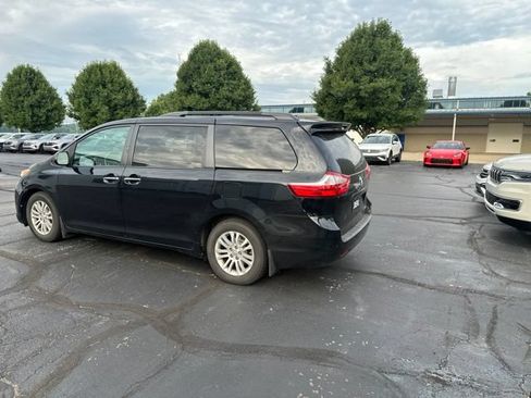Used 2017 Toyota Sienna XLE w/ XLE Navigation Package FWD image 5