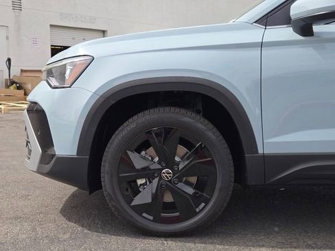 New 2026 Volkswagen Taos SE FWD image 5