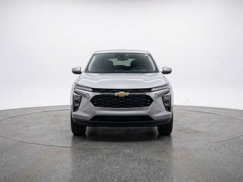 Used 2025 Chevrolet Trax LT FWD image 2