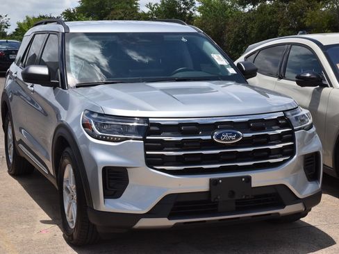 Certified 2025 Ford Explorer Active RWD image 4