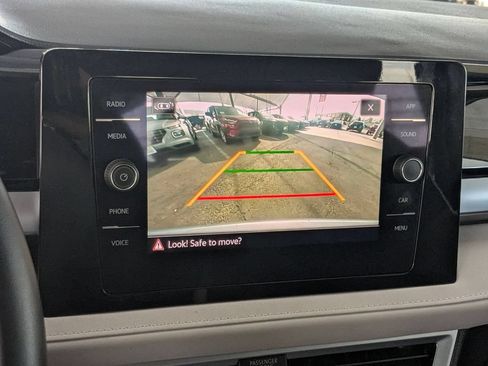 Used 2025 Volkswagen Taos SE FWD image 19