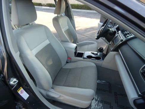 Used 2013 Toyota Camry LE image 27