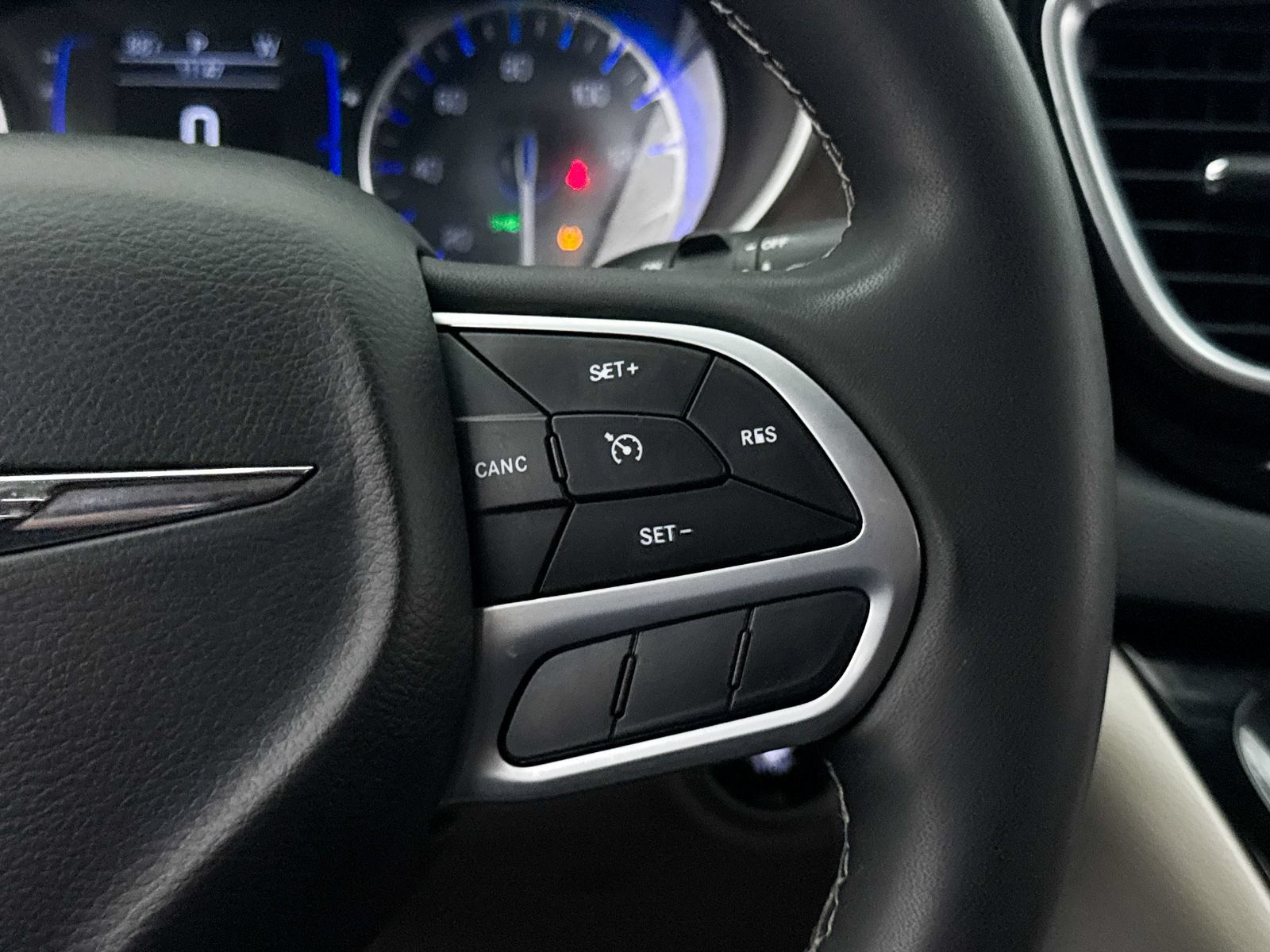 Used 2023 Chrysler Voyager LX FWD image 33