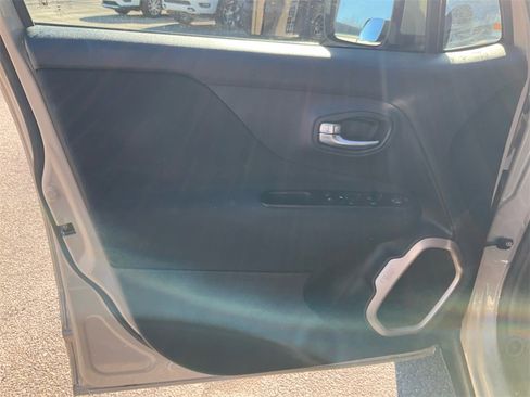 Used 2015 Jeep Renegade Latitude image 17