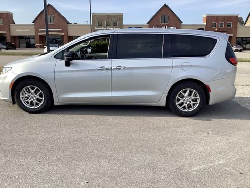Used 2024 Chrysler Pacifica Touring-L FWD image 7