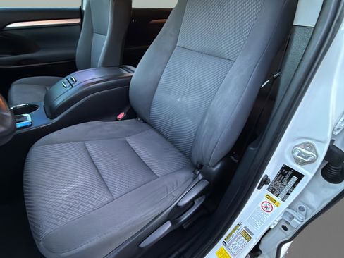 Used 2019 Toyota Highlander LE image 24