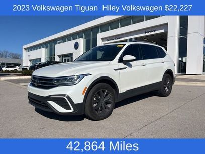 Used 2023 Volkswagen Tiguan SE w/ Panoramic Sunroof Package