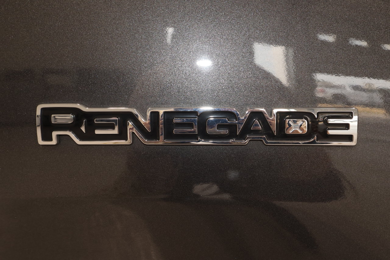 Used 2018 Jeep Renegade Latitude w/ Cold Weather Group AWD/4WD image 21
