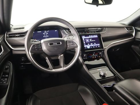 Used 2024 Jeep Grand Cherokee L Laredo image 2