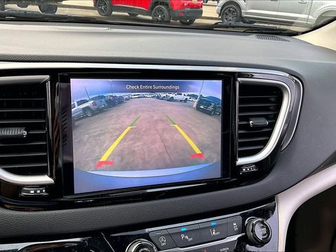 Used 2024 Chrysler Pacifica Touring-L image 21