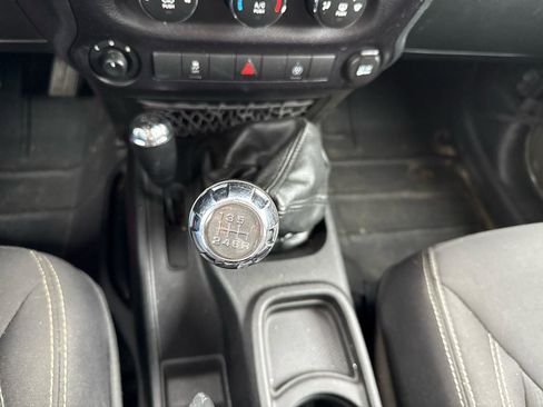 Used 2015 Jeep Wrangler Unlimited Rubicon w/ Connectivity Group AWD/4WD image 9