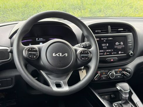 Used 2025 Kia Soul LX w/ LX Technology Package FWD image 23