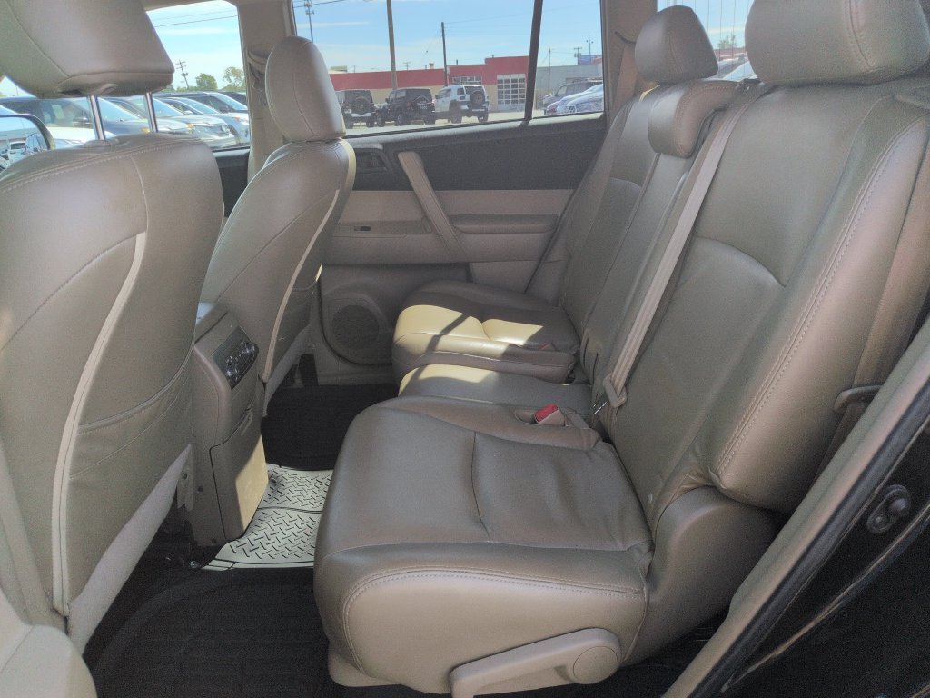 Used 2013 Toyota Highlander FWD w/ Cold Weather Pkg image 24