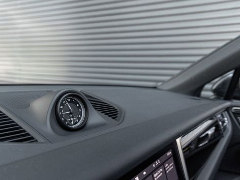 Certified 2025 Porsche Macan AWD/4WD image 19