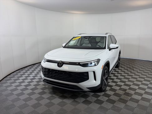 Used 2025 Volkswagen Tiguan SE image 2