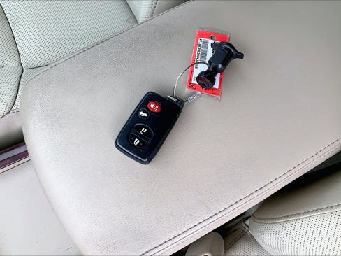 Used 2011 Toyota Avalon Limited FWD image 13