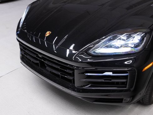 Used 2025 Porsche Cayenne Coupe image 33