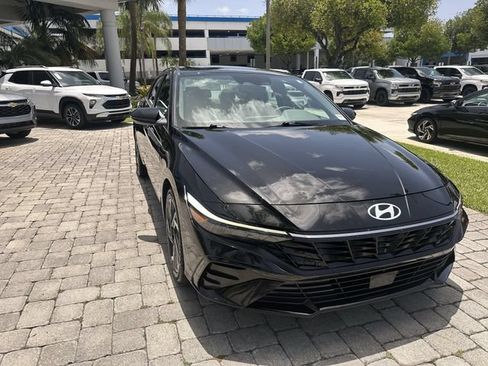 Used 2025 Hyundai Elantra SEL FWD image 17