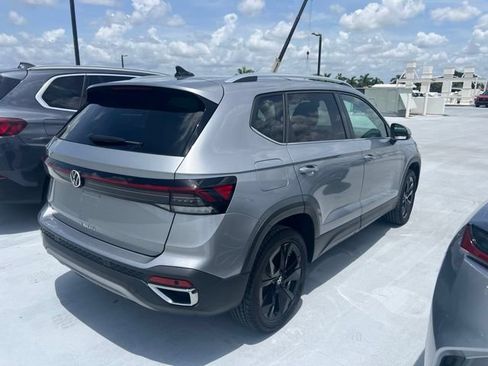 Used 2025 Volkswagen Taos SE w/ Black Wheel Package FWD image 6