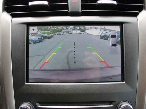 Used 2018 Ford Fusion SE w/ Fusion SE Technology Package FWD image 13