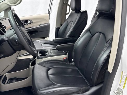 Used 2023 Chrysler Pacifica Touring-L FWD image 8