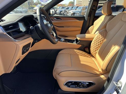 New 2025 Jeep Grand Cherokee Summit image 5