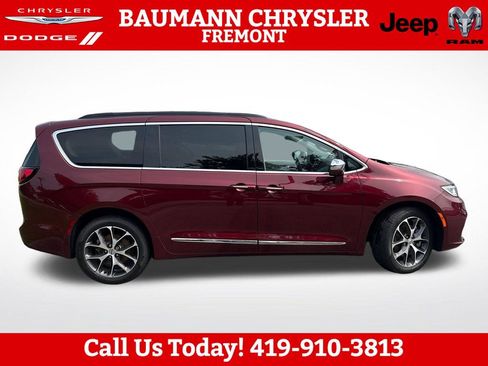 Used 2022 Chrysler Pacifica Limited AWD/4WD image 7