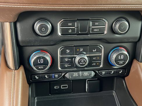 Used 2023 Chevrolet Suburban High Country AWD/4WD image 27