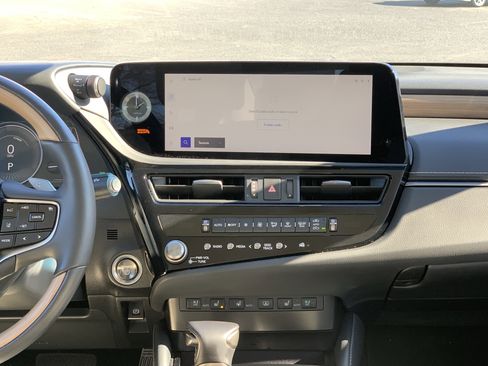 Certified 2025 Lexus ES 300h w/ Luxury Package image 31