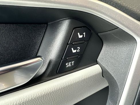 Used 2022 Toyota RAV4 XLE Premium image 8