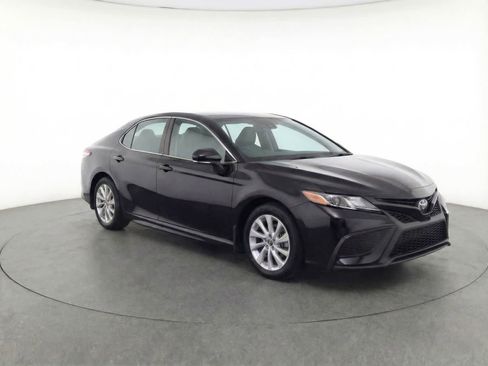 Used 2024 Toyota Camry SE image 2