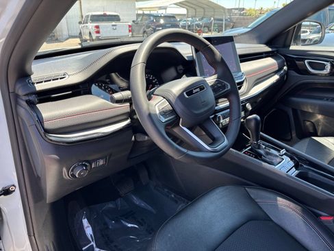 Used 2025 Jeep Compass Trailhawk AWD/4WD image 33